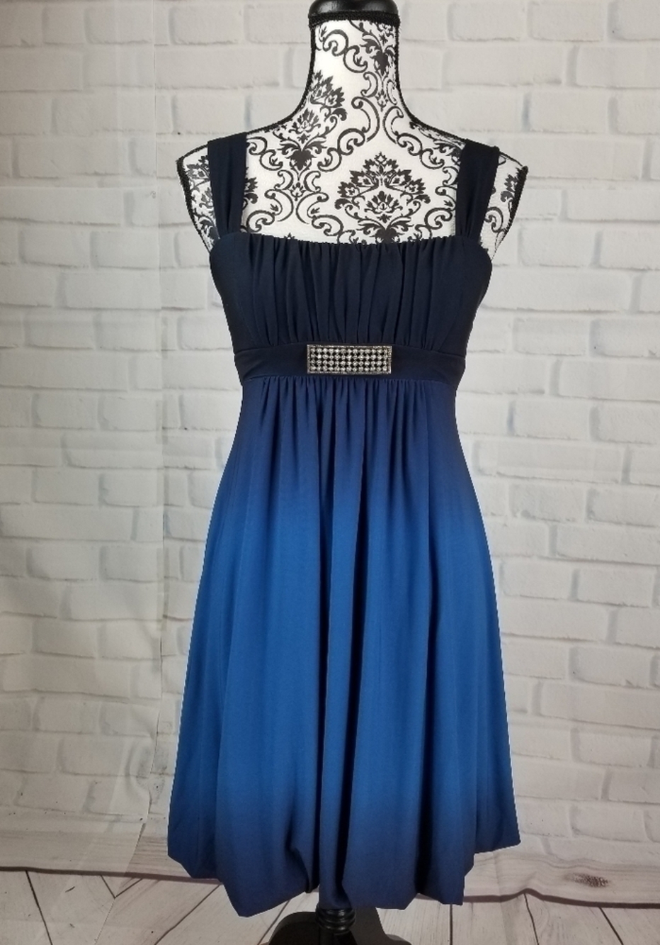 Cache sz 2 sleeveless lined stretch zip back dress